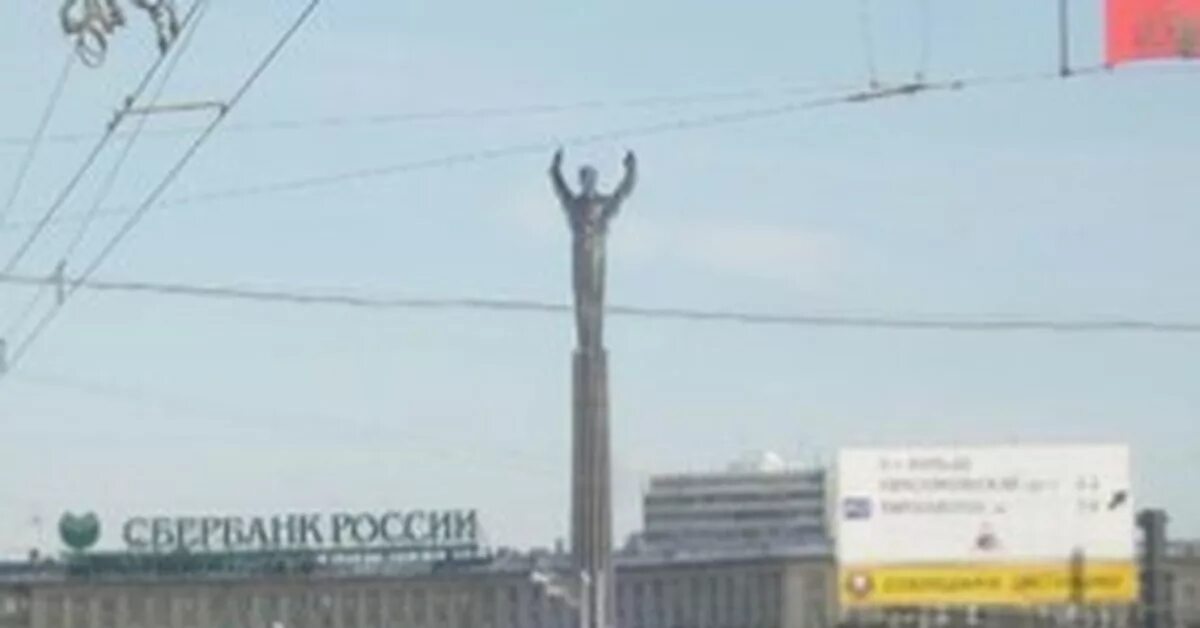 Скульптура девушки с поднятыми руками. Памятник женщина с поднятой рукой. Статуя ленина budapest. Памятник с гранатой. Ленин указующий перст.