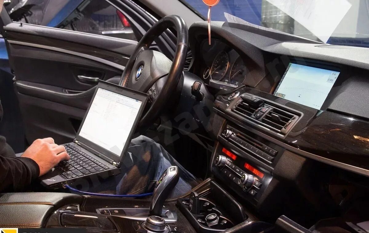 Внутреннюю процедуру в автосалоне. Диагностика блоков bmw f10. Bmw idrive 8. Планшет bmw touch command. Компьютерная диагностика бмв.