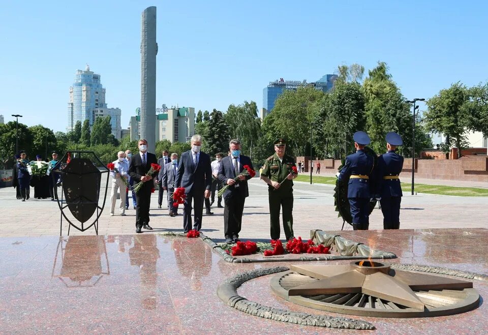 Возложение венков 22 июня 2024 года. Венки на вечном огне. Возложение венков 22 июня 2024 года. Возложение венков к могиле неизвестного солдата. Возложение венков 22 июня 2024 года.