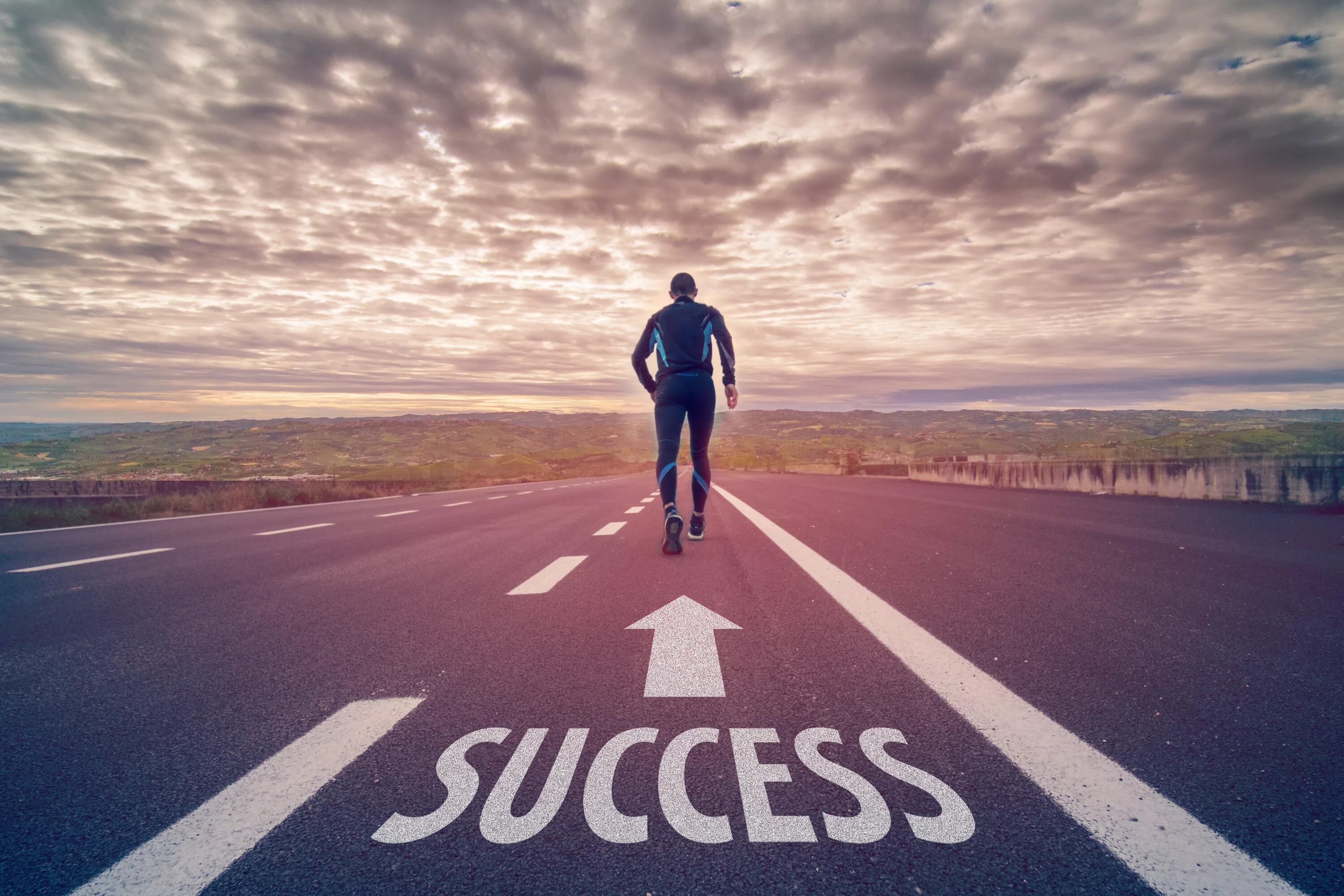 Go to successful. Мотивация на успех. Человек идет к цели. Мотивационные картинки. Стремление вперед.