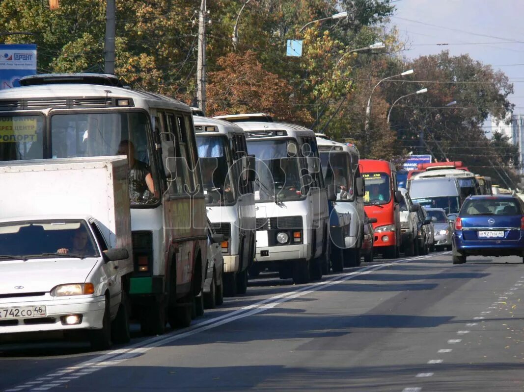 Городской транспорт воронеж. Автомобильный транспорт. Автобус в пробке. Городской автомобильный транспорт. Пробка из автобусов.