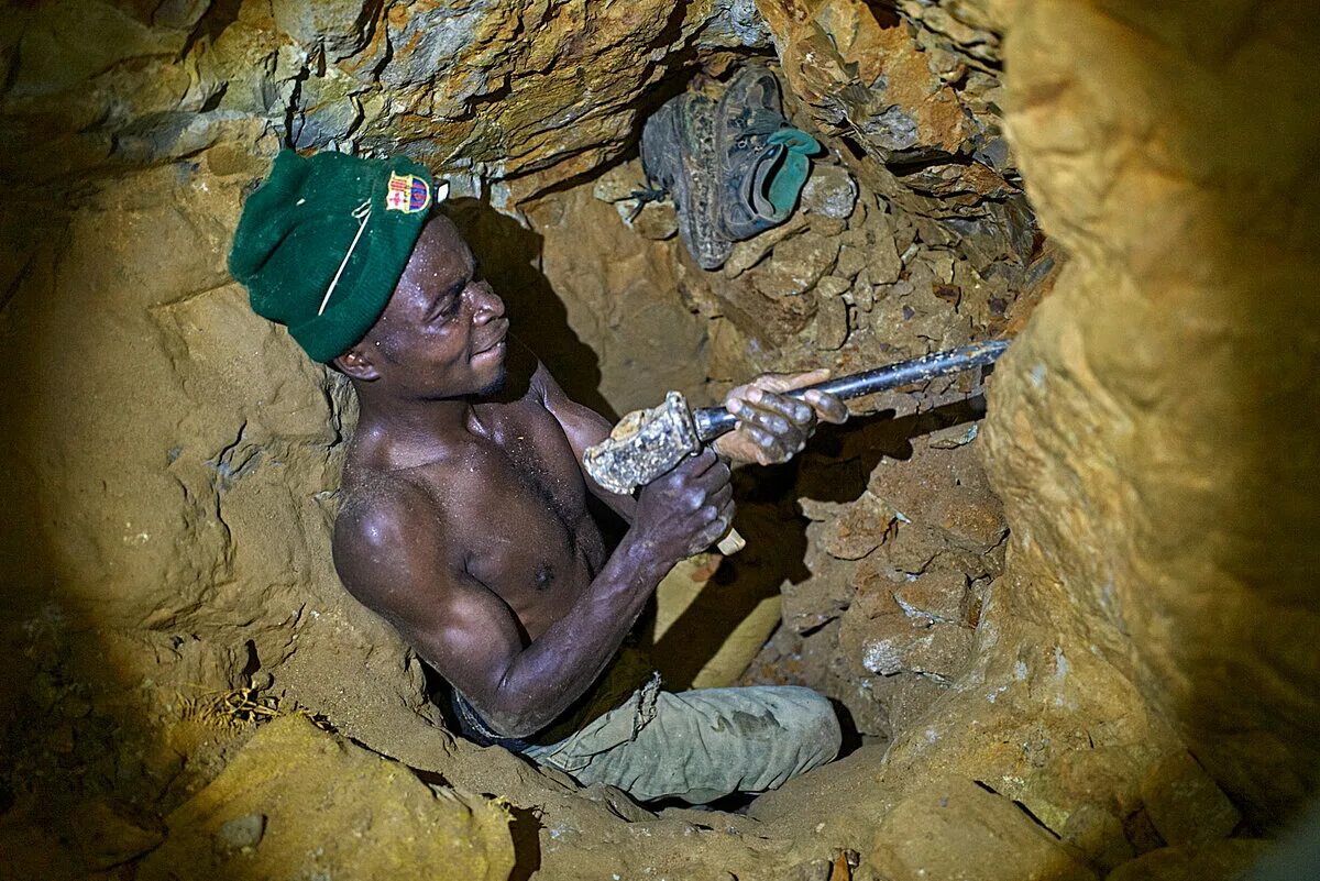 Добыча пола. Африканские шахтеры. Шахта в Африке. Африканские Рудники.