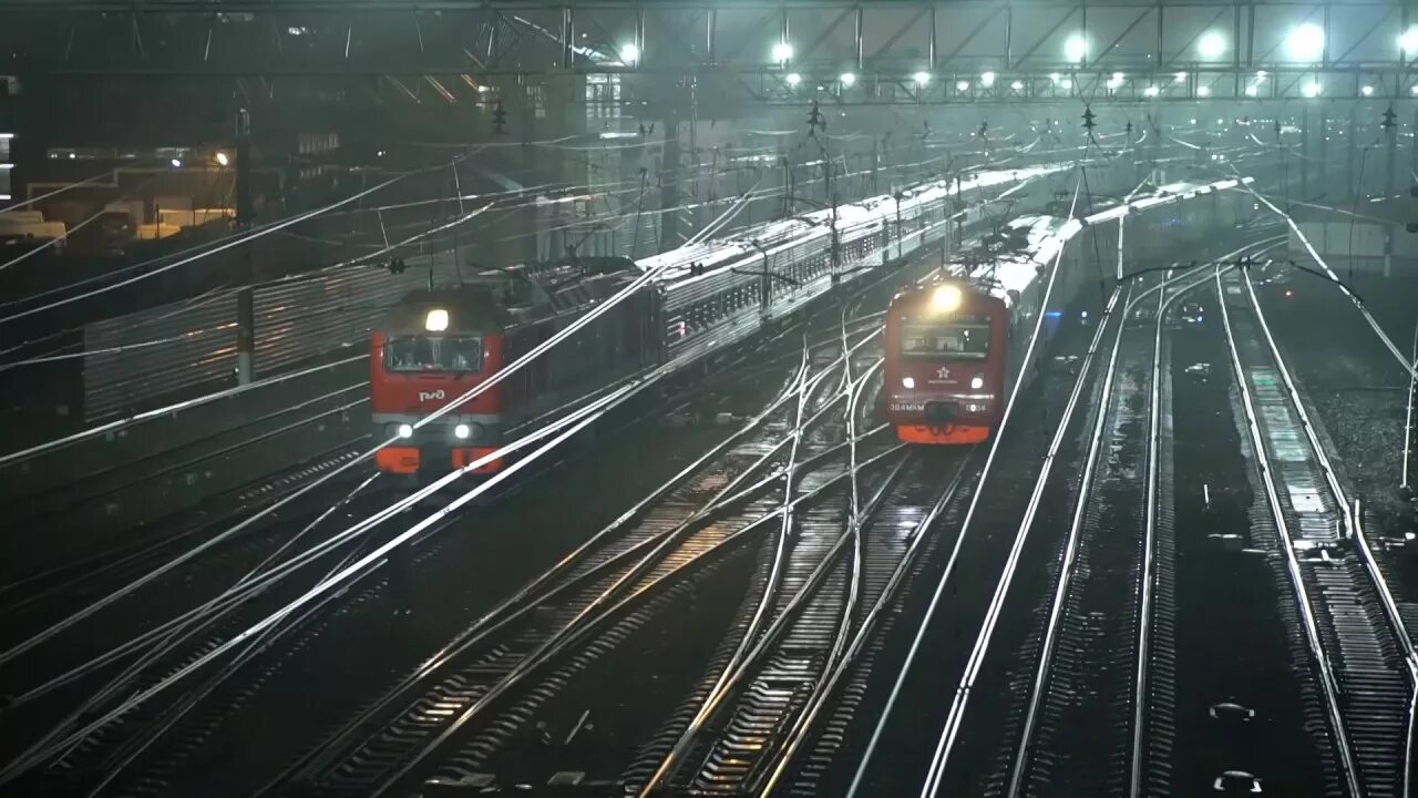 Видео дороги поезда. Поезд в движении. Москва ЖД. Движущийся поезд. Железная дорога ночью.
