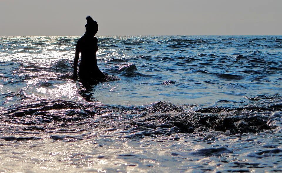 Плыть в холодной воде. Фотосессия на море. Женщина купается в море. Девушка купается в море. Девушка в волнах моря.