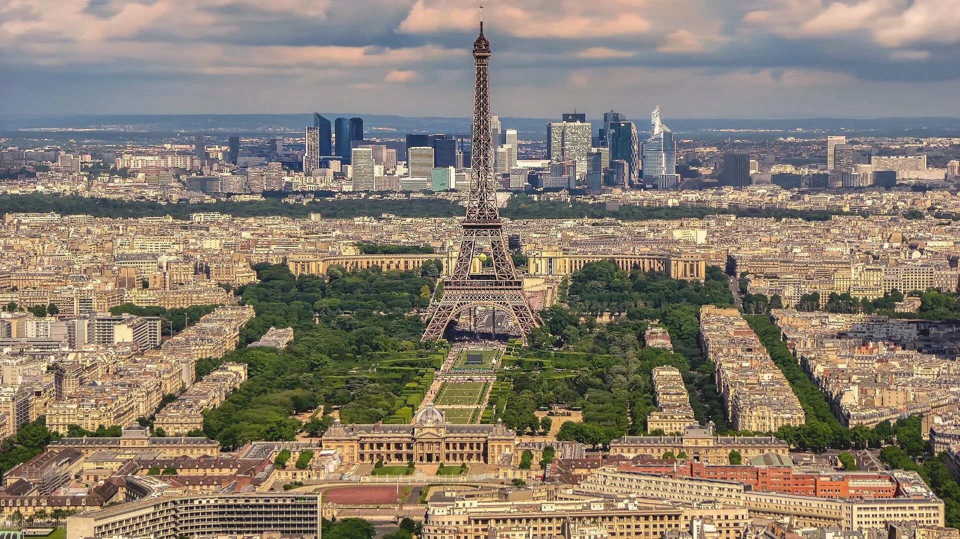 Французские главные города. Эйфелева башня в Париже -столице Франции. Центр Парижа с высоты птичьего полета. Высота Эйфелевой башни в Париже. Высота Эйфелева башня Франция.