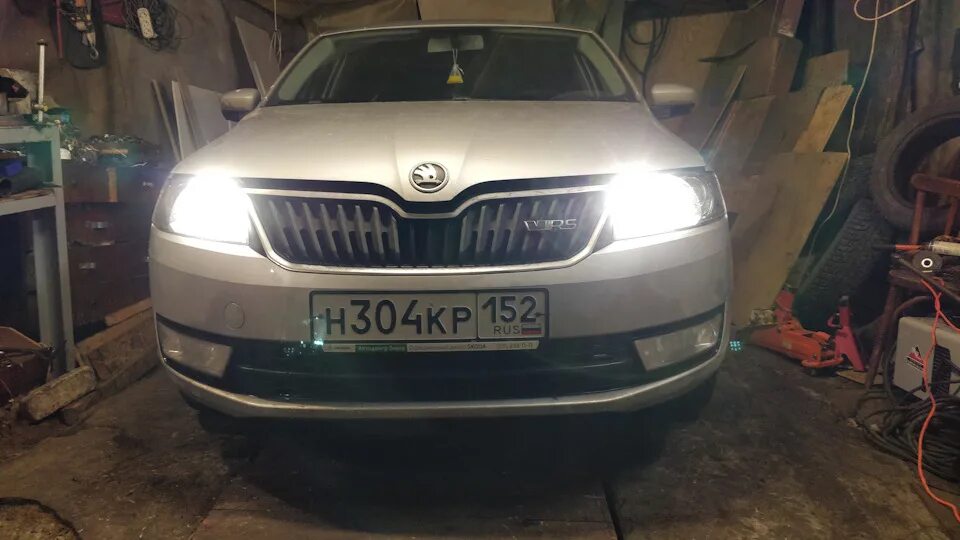 Дхо рапид. Лампа ходовых огней Шкода Рапид. Лампы Skoda Rapid 2018 ДХО. Шкода Рапид 2015 дневной ходовой свет. Диодные лампы Шкода а5 2008.