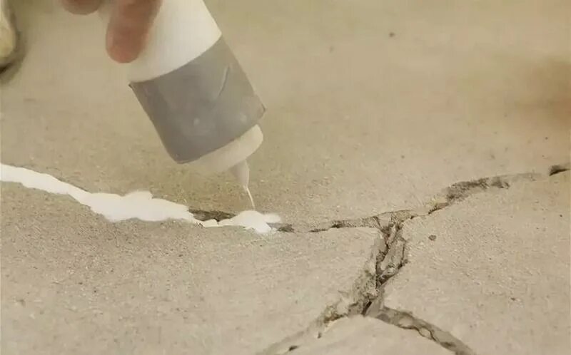 Чем можно замазать трещины. Расшивка трещин в бетоне. Трещины в бетоне. Замазка для трещин в стене. Смеси для заделки трещин в стене.