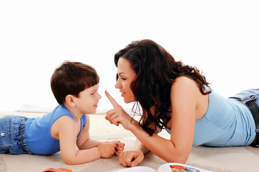 Смешные семейные фотосессии. Мамы совращают детей. Взрослая девушка ребенок. Взрослые делают детей видео. Прикольные семейные фотосессии.