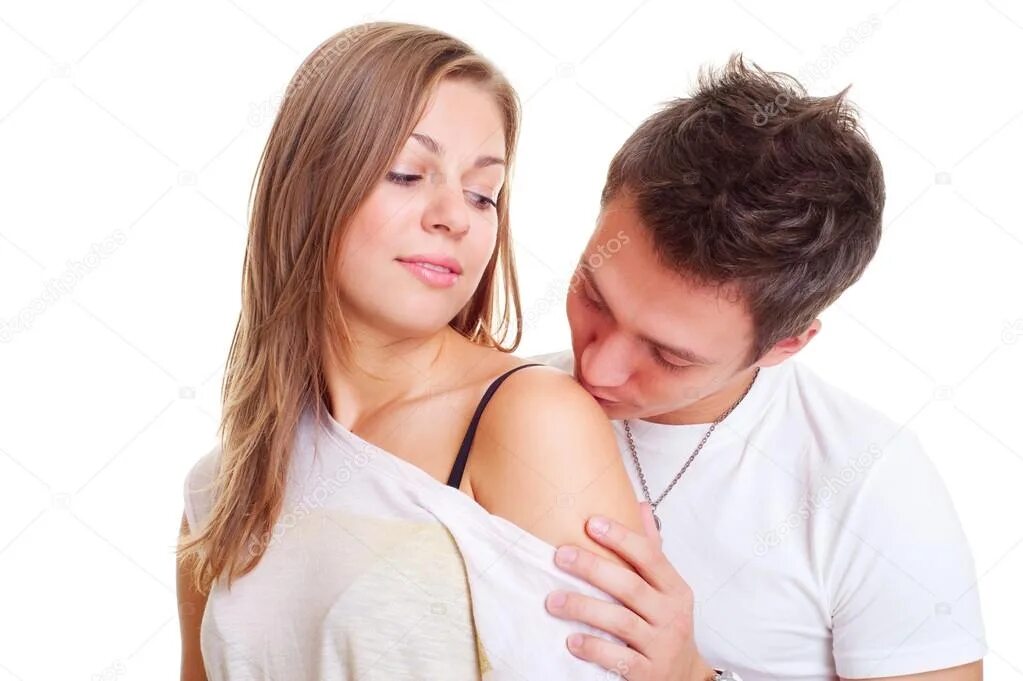 Тебе скажу обняв за плечи. Поцелуй в плечо. Мальчик обнимает девочку за плечи. Придерживает девушку за плечо. Рука на плече девушки.