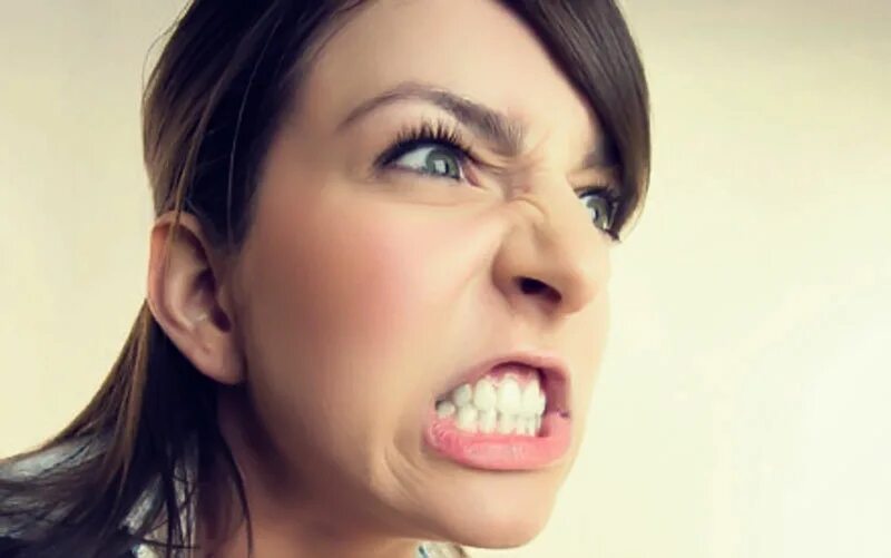 Кудрявый в очках. Человек прислушивается. Слушать говорят некрасивый. Катя пушкарёва не родись красивой. Слушать говорят некрасивый.