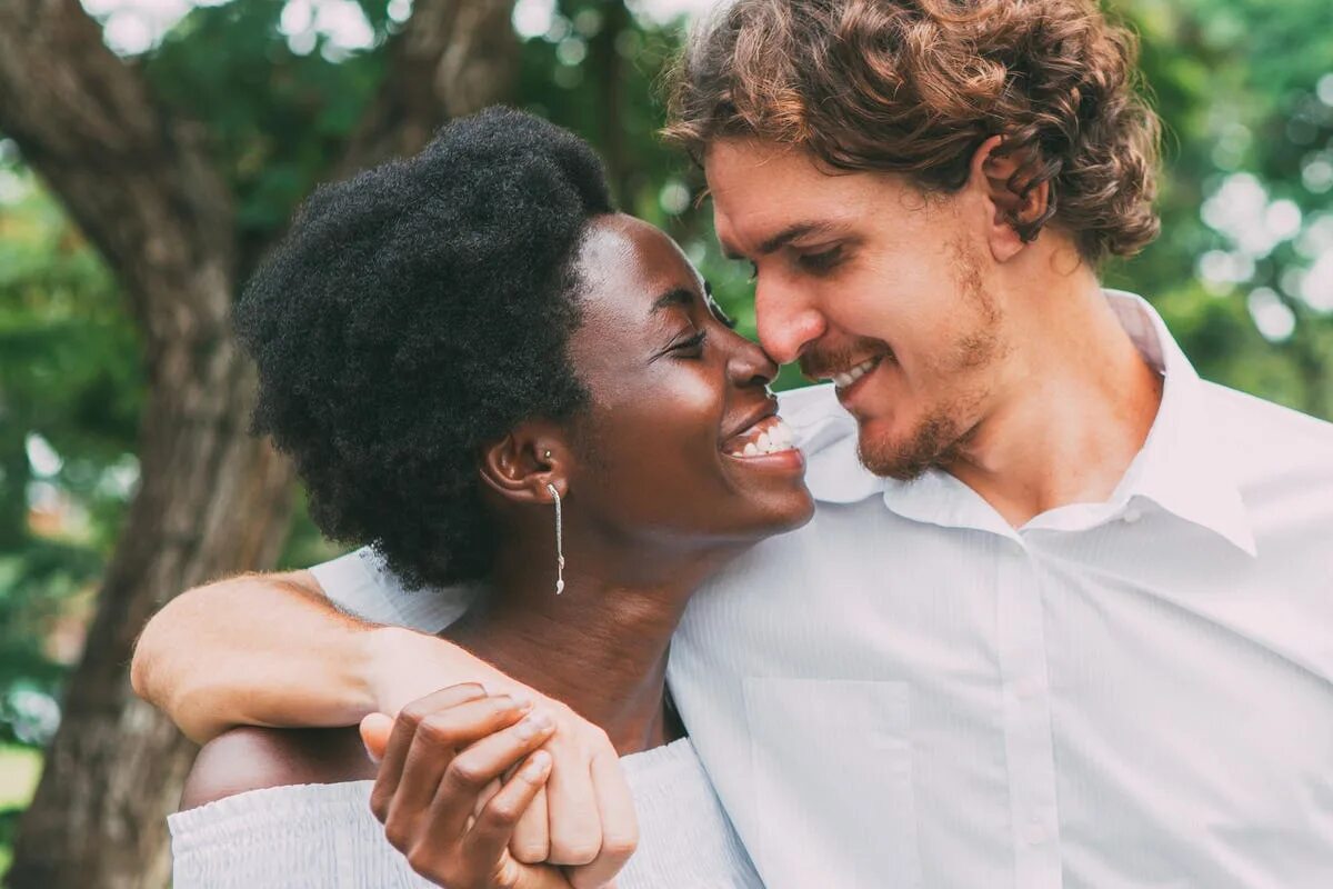 Black girl White man. White woman with Black mans. Black man and White man. Black women vs White men. Kiss знакомств