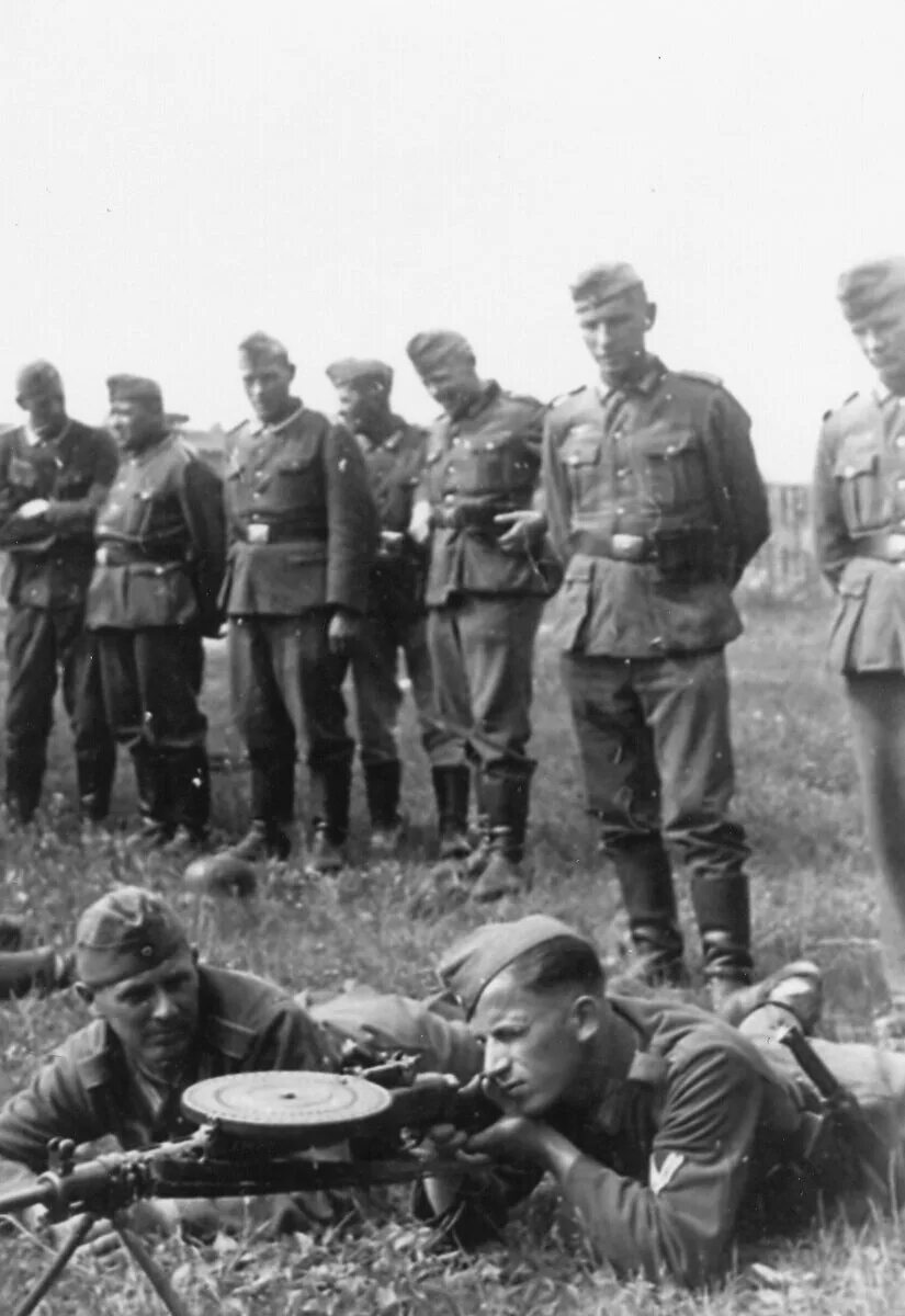Вермахт в 1945 году. Немецкие солдаты вов 1941-1945. немецкие солдаты и красноармейцы в 1941.