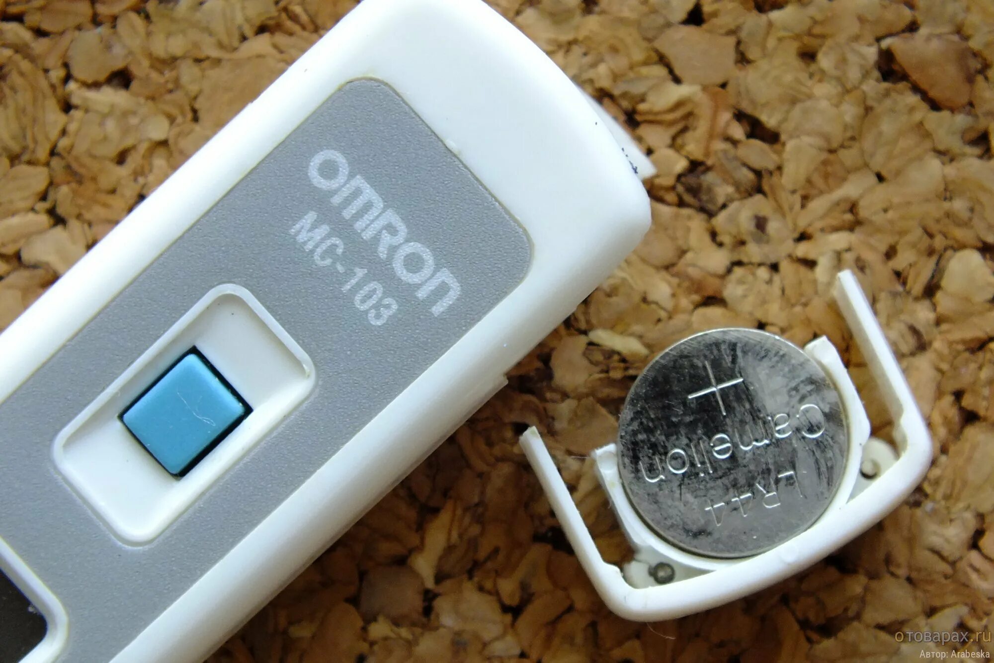 Какие батарейки в градуснике. Omron MC 203 E батарейка. Батарейка для градусника Omron MC-206-E. Градусника Omron MC-206e. Градусник электронный Омрон батарейка.