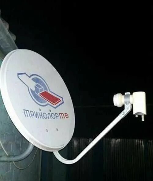 Используя тарелку триколор. Тарелка триколор разъемы. триколор головка на тарелку. тарелка триколор шнуры. тарелка с головой триколор.