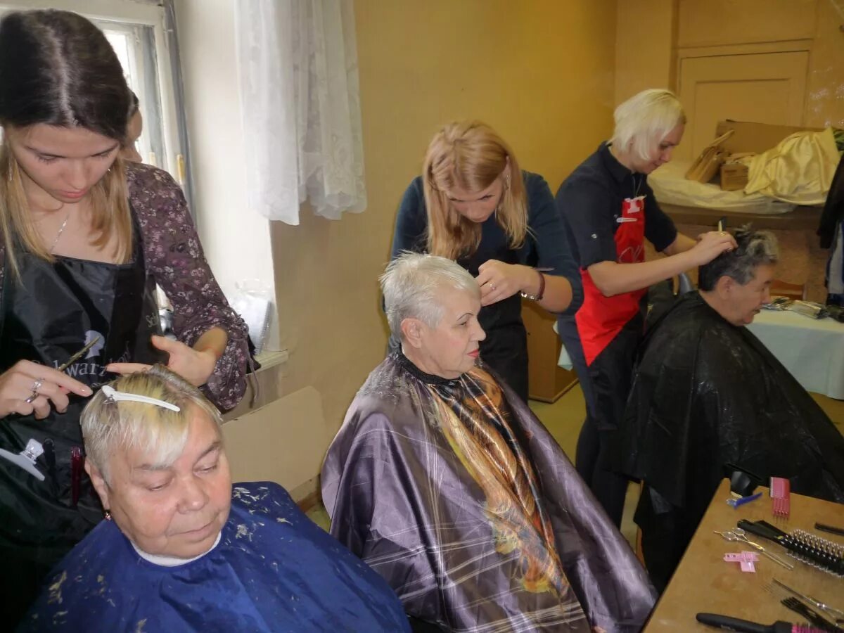 Как подстричь бабушку. Социальная парикмахерская. Социальный парикмахер. Стрижки для пенсионеров. Социальная парикмахерская для пенсионеров.
