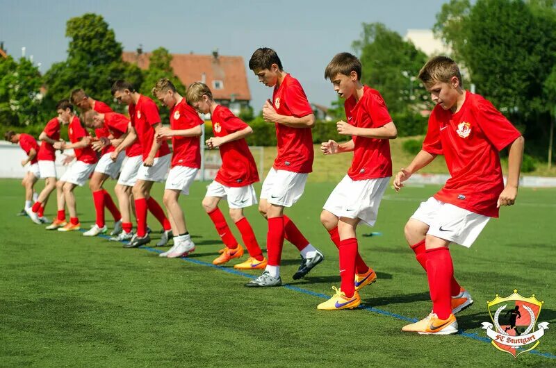 School sport club. Футбольная школа Штутгарт. Футбольная школа FC Stuttgart, Москва. Штутгарт детский футбольный лагерь Москва. Футбол дети.