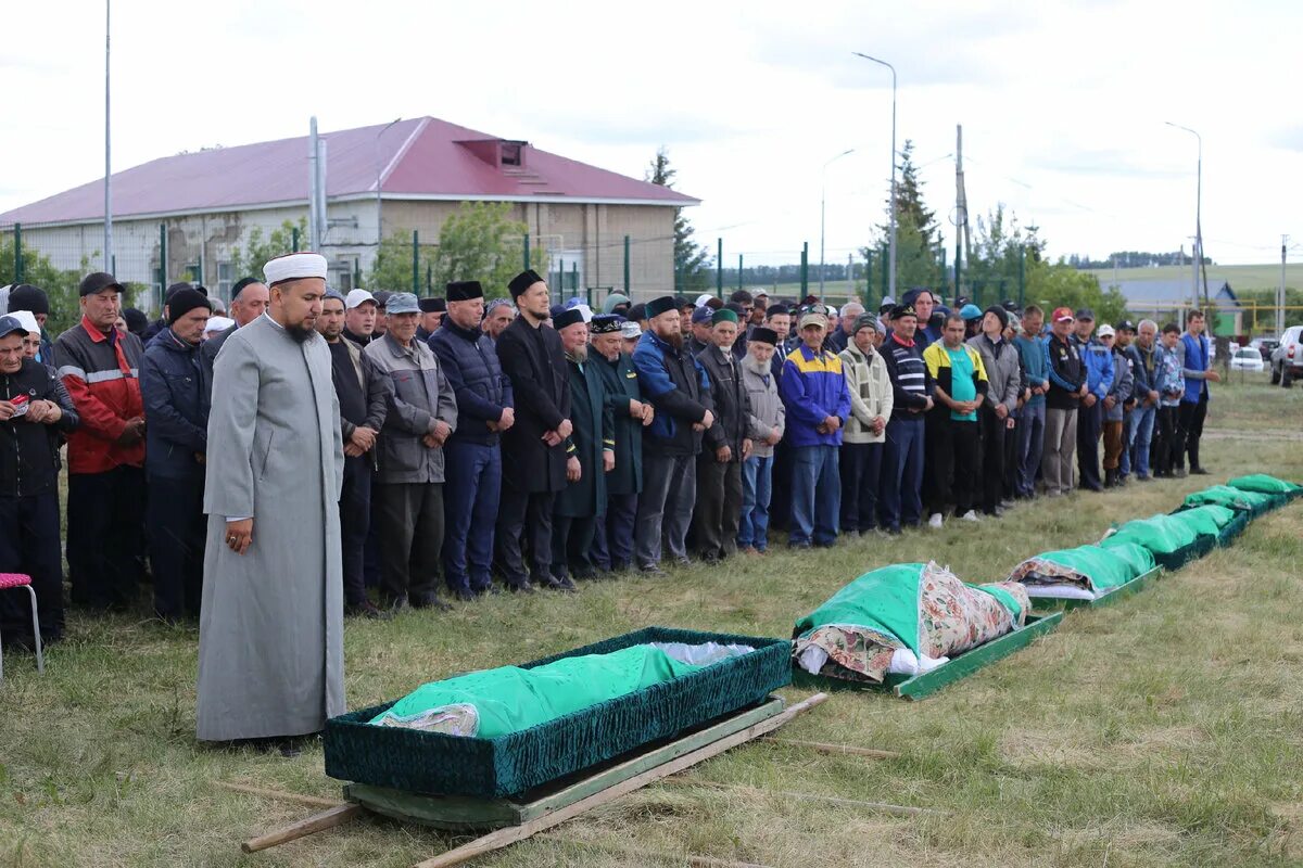 Шаман оплатит похороны погибших в крокус сити. Похороны в Тукаевском районе. Похороны погибших в Саитово.