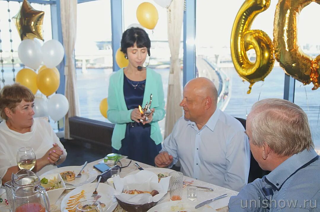 проведение юбилея. мужик за столом на юбилее. юбилей без тамады. тамада на юбилей 60 лет мужчине. празднование юбилея 50 лет.