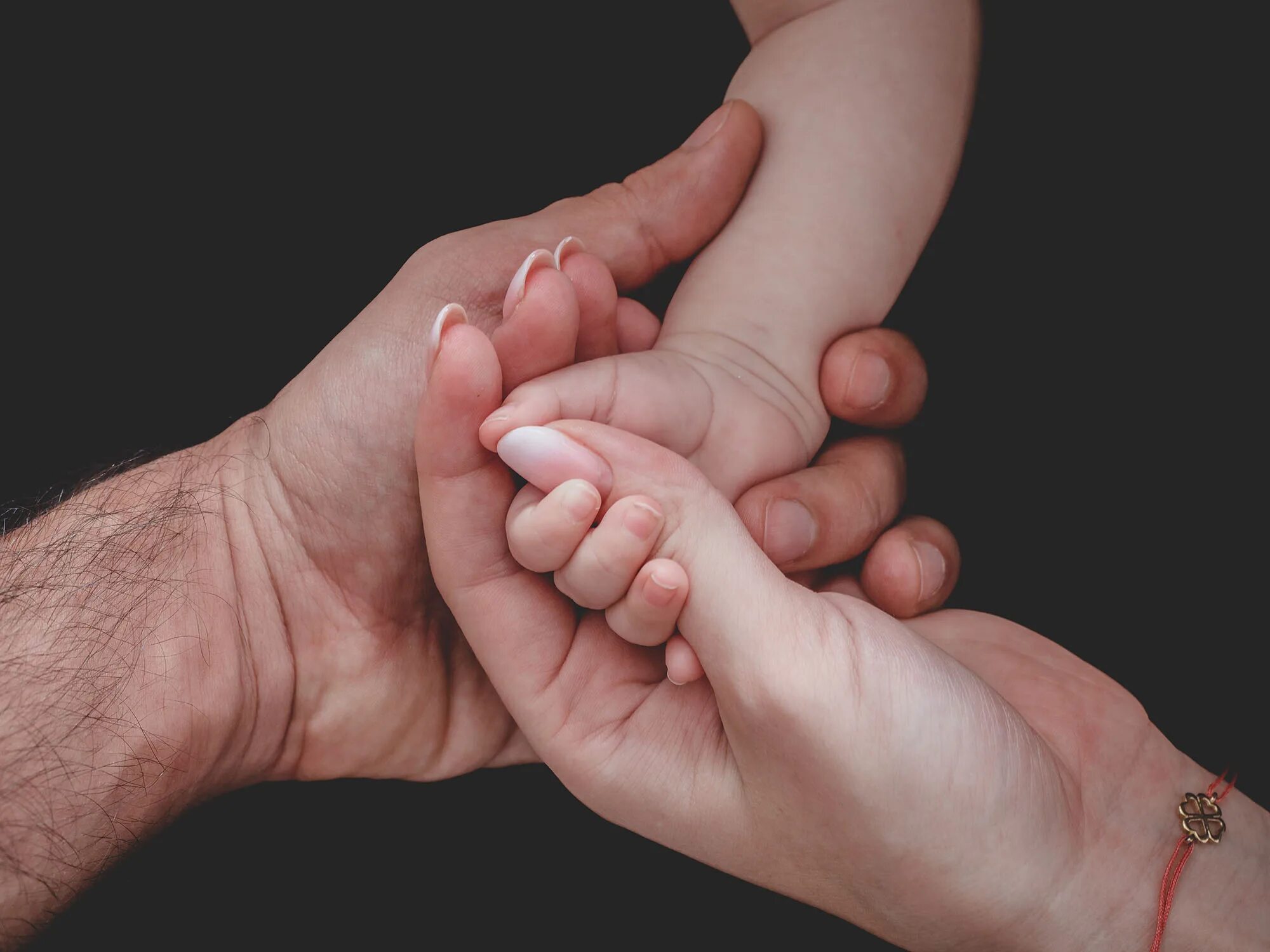 3 ладони. Родители с младенцем на руках. Руки родителей. Младенец на руках. Руки родителей и малыша.
