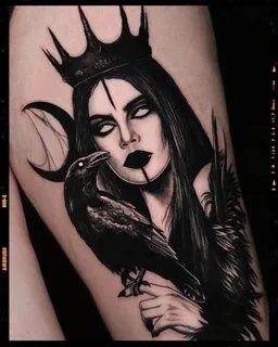 Қолында бөтелке бар айналады