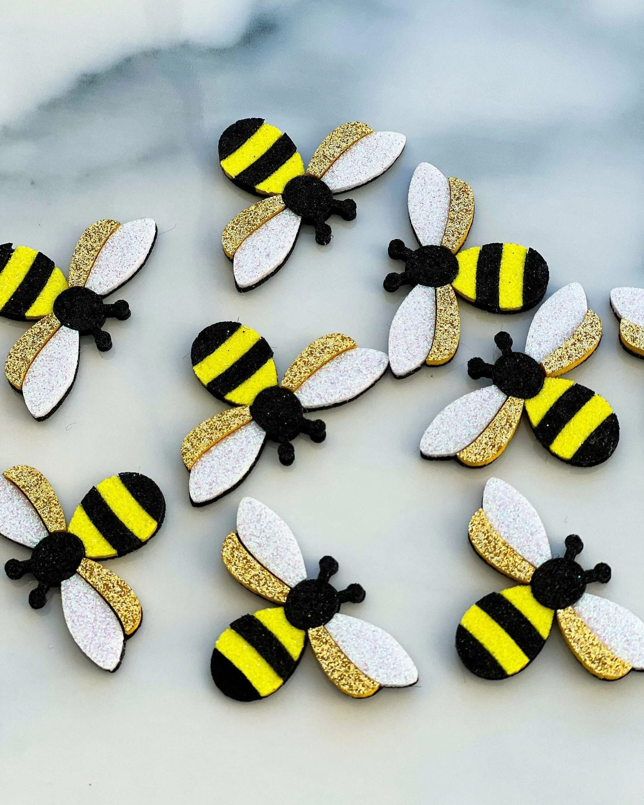 Пчелка из киндера. Поделка пчела. Пчелка из бумаги для детей. Пчелка из природного материала. Пчёлка из цветной бумаги.