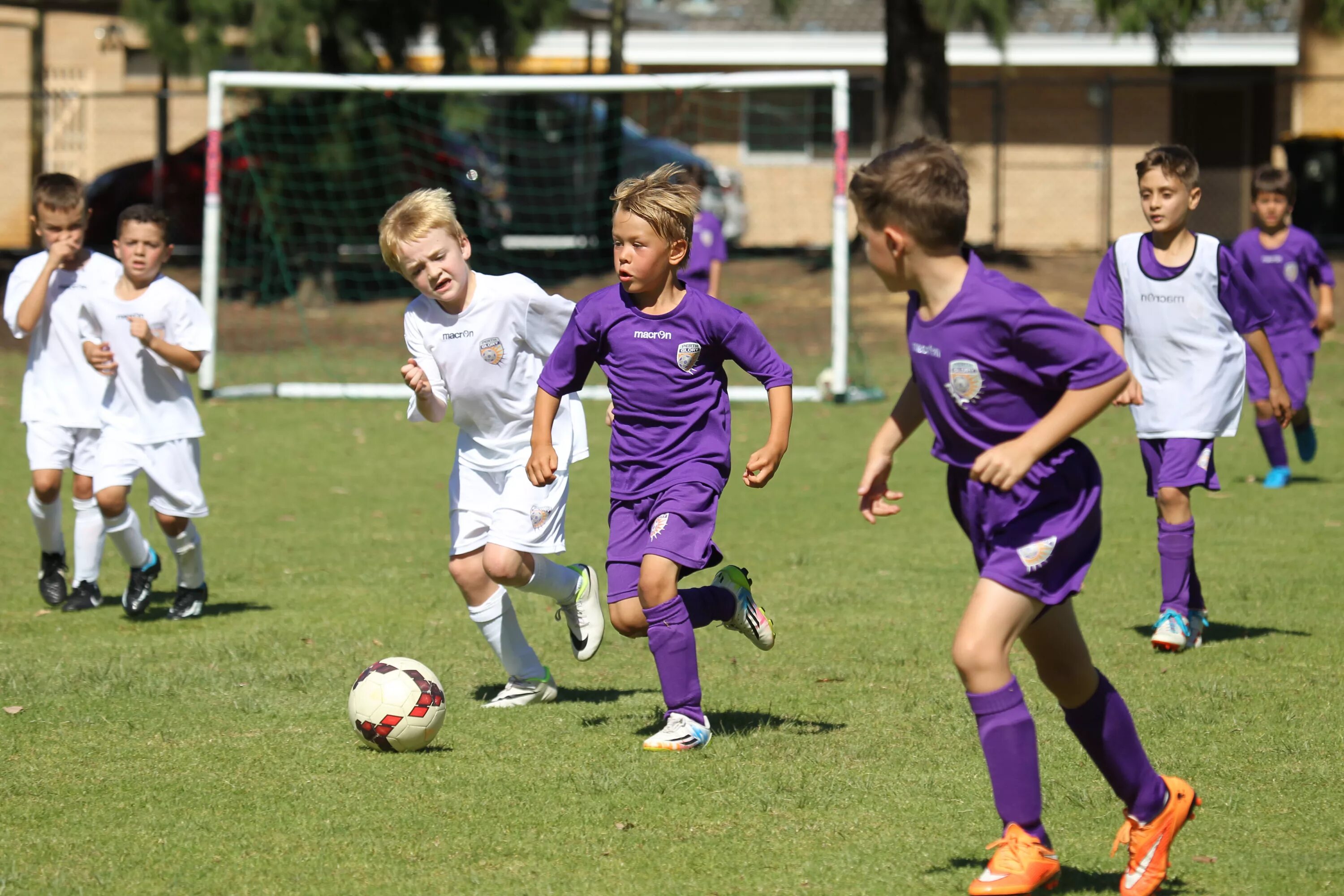 Football school. Футбол в школе. Футбол для школьников. Футбол школьники. Футбольная школа в США.