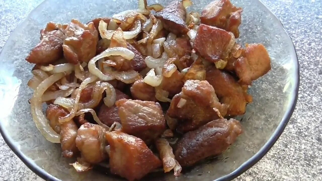 Как жарить мясо на сковороде с луком. Свинина жареная с луком. жареное мясо с луком. жареное мясо на сковороде свинина с луком. мясо кусок жареное с луком.