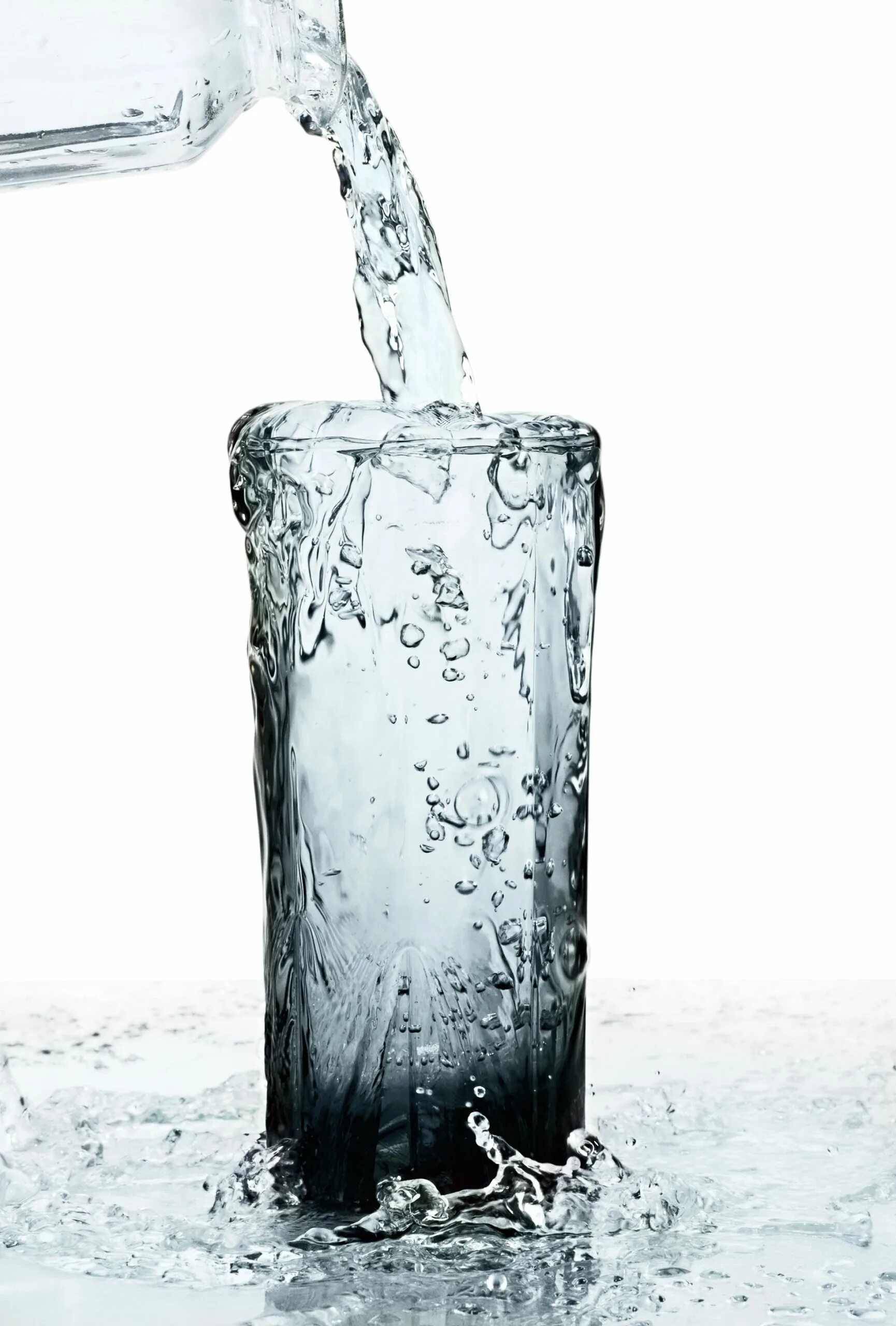 Переполнение жидкостью. Переполненный стакан. Переполненный стакан с водой. Вода льется в стакан. Вода переливается через край.