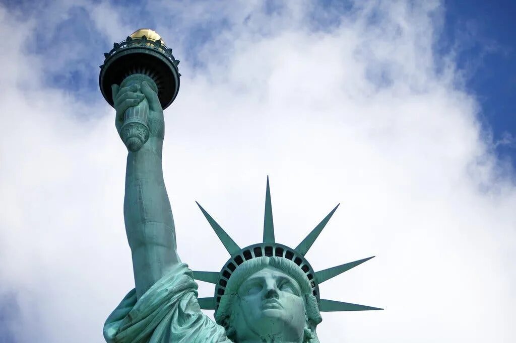 Статуя свободы сша. Статуя свободы тверкает. Статуя либерти. Статуя свободы 2001. Символ сша статуя свободы.