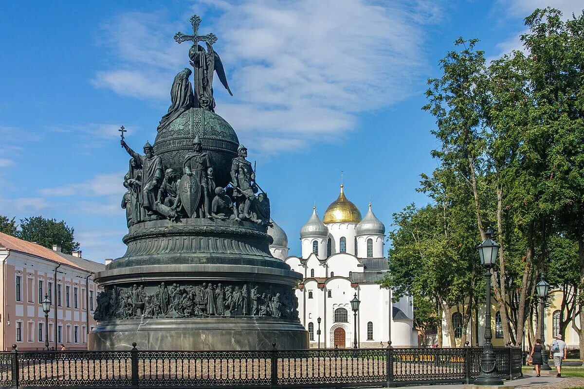 В 17 веке созданные россии памятники. Памятник тысячелетие России Великий Новгород. Великий Новгород Кремль памятник тысячелетие России. Новгородский Детинец Великий Новгород памятник тысячелетию Руси.