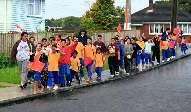 Транспортные наклейки на автобусы ролбаны. Автобус картинка. Школьный автобус гордон. Walking bus. Автобус с глазками.