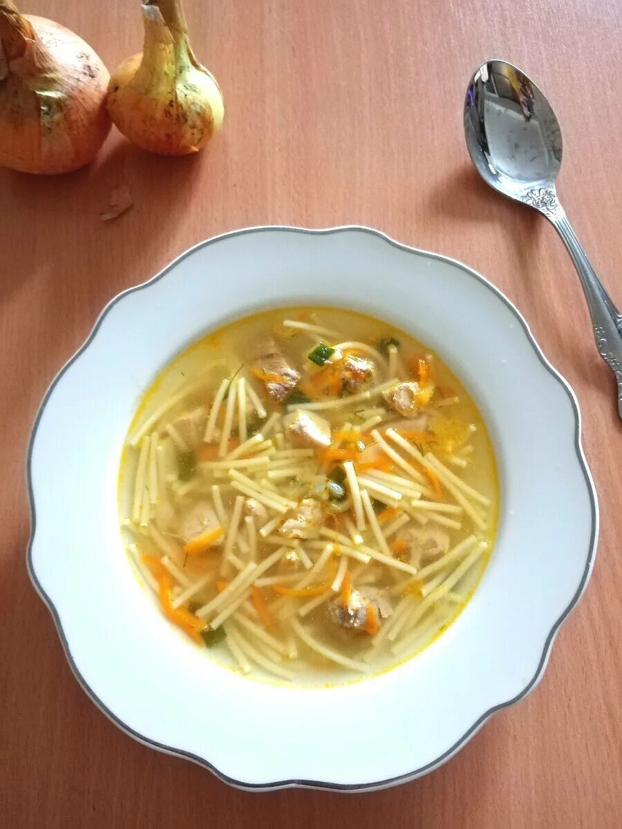 Куриная лапша ккал. Лапшовый суп. куриный суп с лапшой. суп лапша домашняя. куриный суп с домашней лапшой.