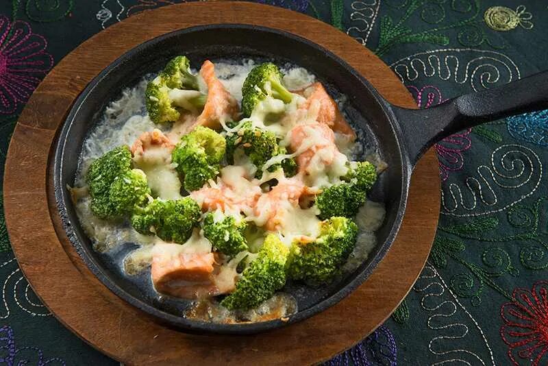 Рыба с брокколи и сыром. Семга с брокколи в сливочном соусе в духовке. Рыба с брокколи и сыром. Семга с брокколи. Семга с брокколи.