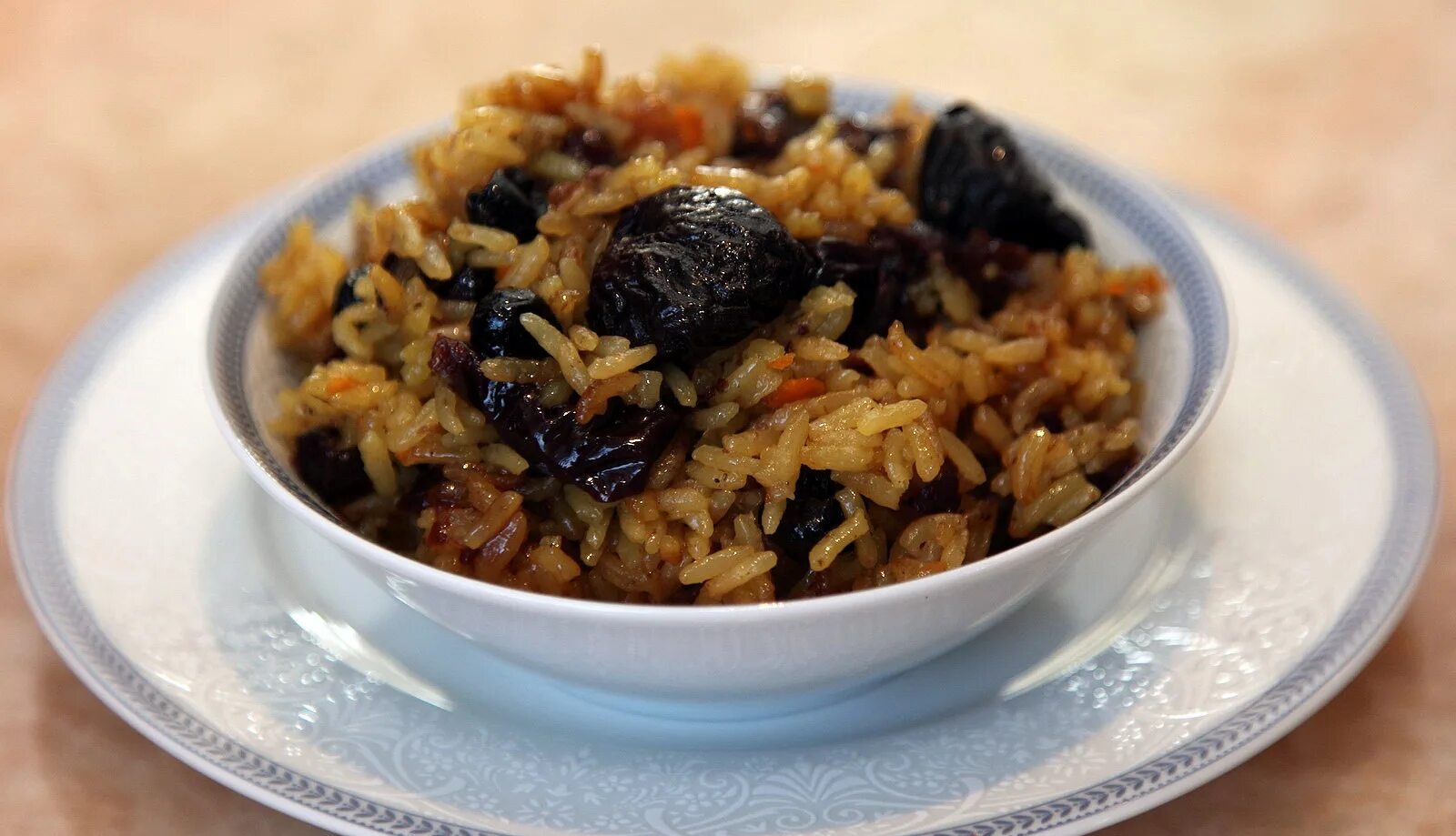 армянский плов с сухофруктами. сладкий рис с изюмом и курагой. сладкий плов бакинский. плов фруктовый с рисом и сухофруктами. сладкий рис с сухофруктами.