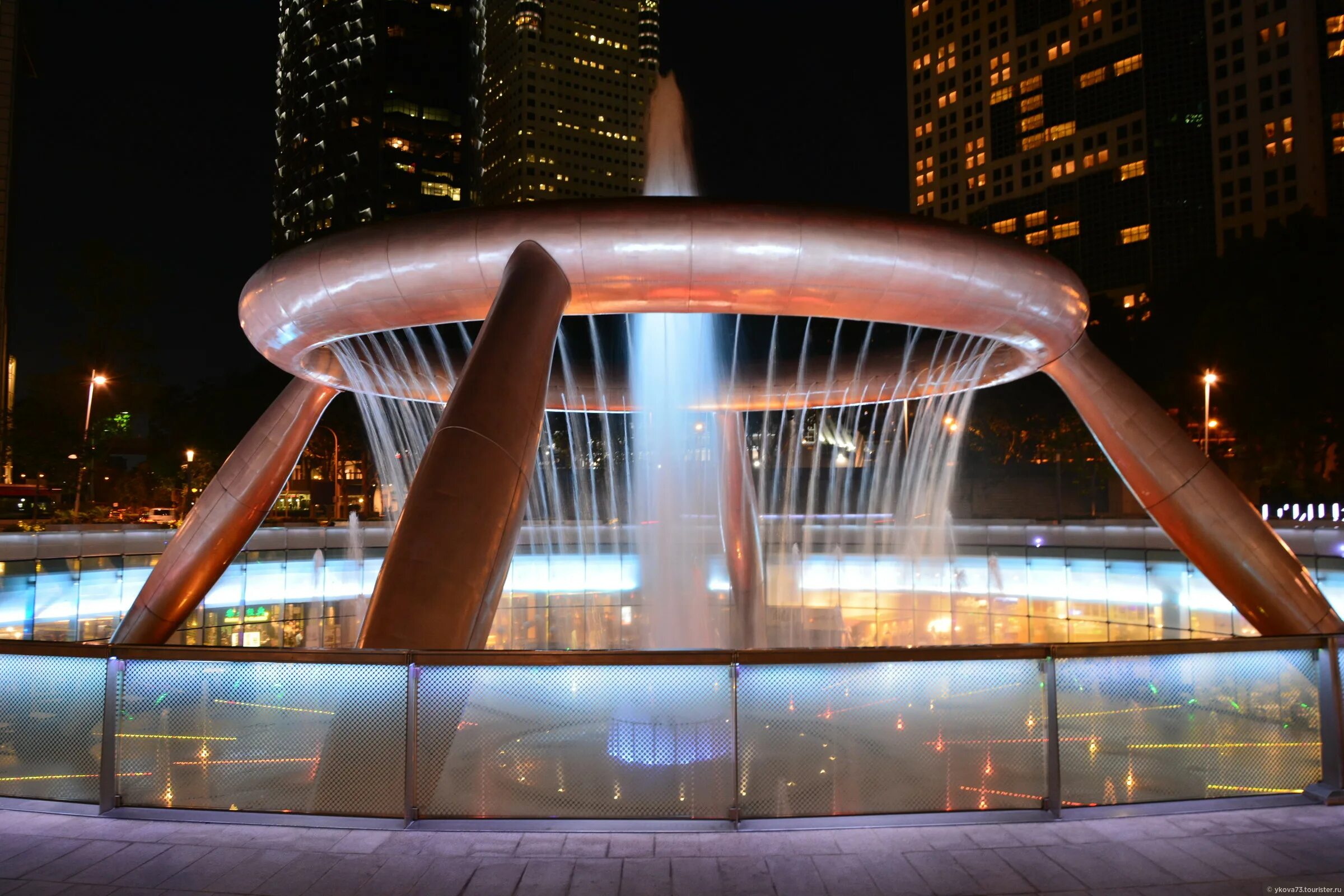 Фонтан богатства в сингапуре. Suntec city в сингапуре. Фонтан в сингапуре. Фонтан в сингапуре. Фонтан богатства в сингапуре.