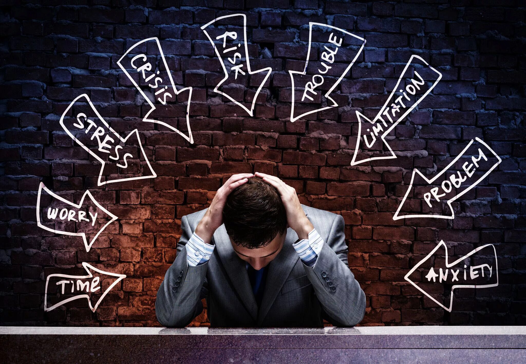 Кризис вопросов. Человек думает над вопросом. Кризисная ситуация. Конфликт в коллективе. Думающий человек картинки.