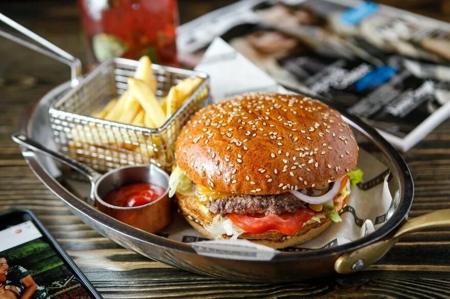 Кетчап. Кетч ап бургер. ketch up burgers большой бургер. ketch up кузнецкий мост. кетчап бургер питер.