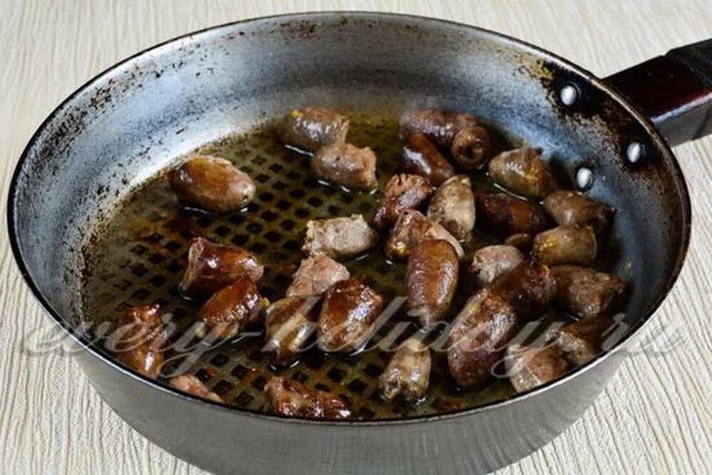 Сколько жарить сердечки на сковороде. Жареные куриные сердечки на сковороде. куриные сердечки жареные на сковороде с луком. куриные сердечки с луком на сковороде. куриные сердечки на сковороде с луком и морковью.