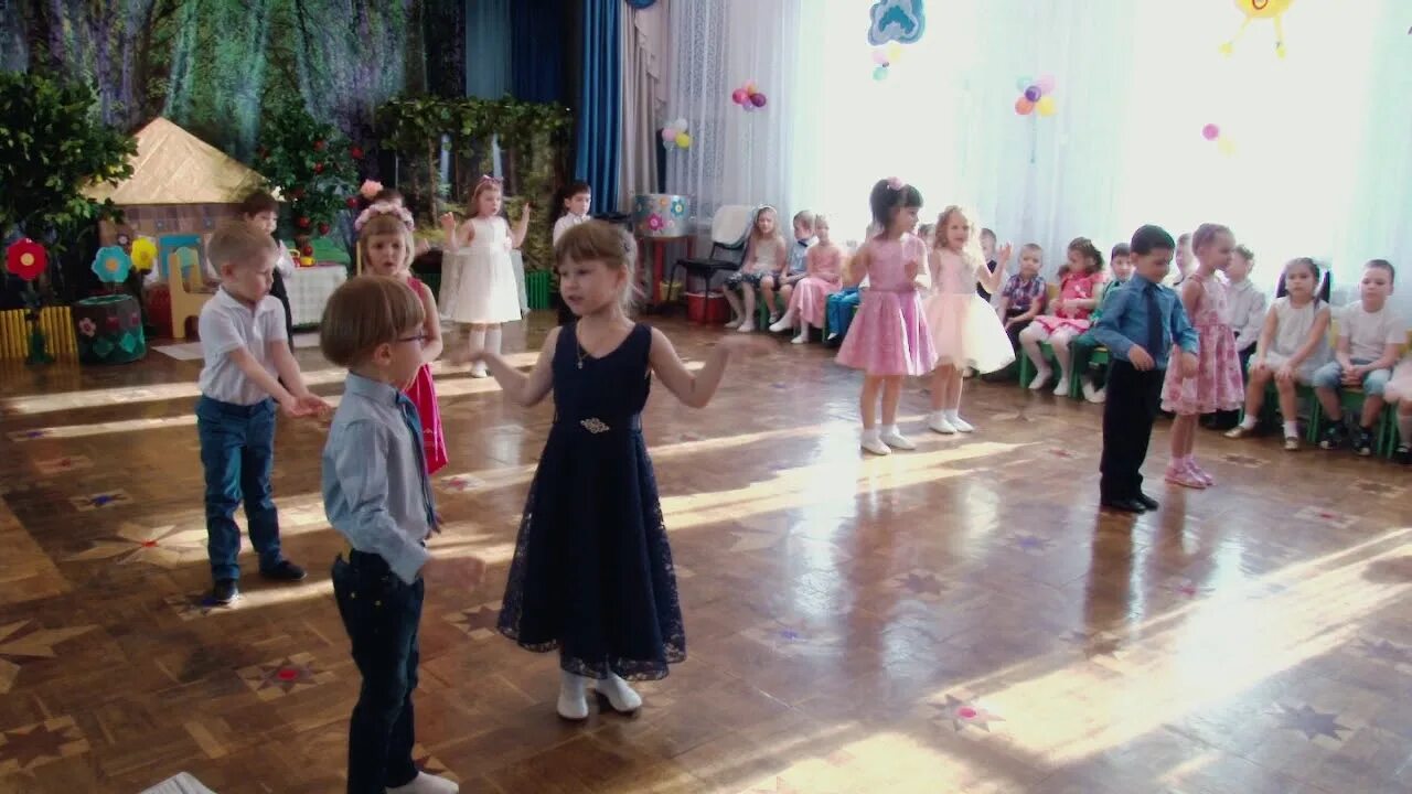 Солнышко смеется а сосульки плачут слушать песню. Солнце смеялось слова. Солнышко светит курочка клюет по зернышку по зернышку текст. Тексты детских песен. Олифирова ноты.