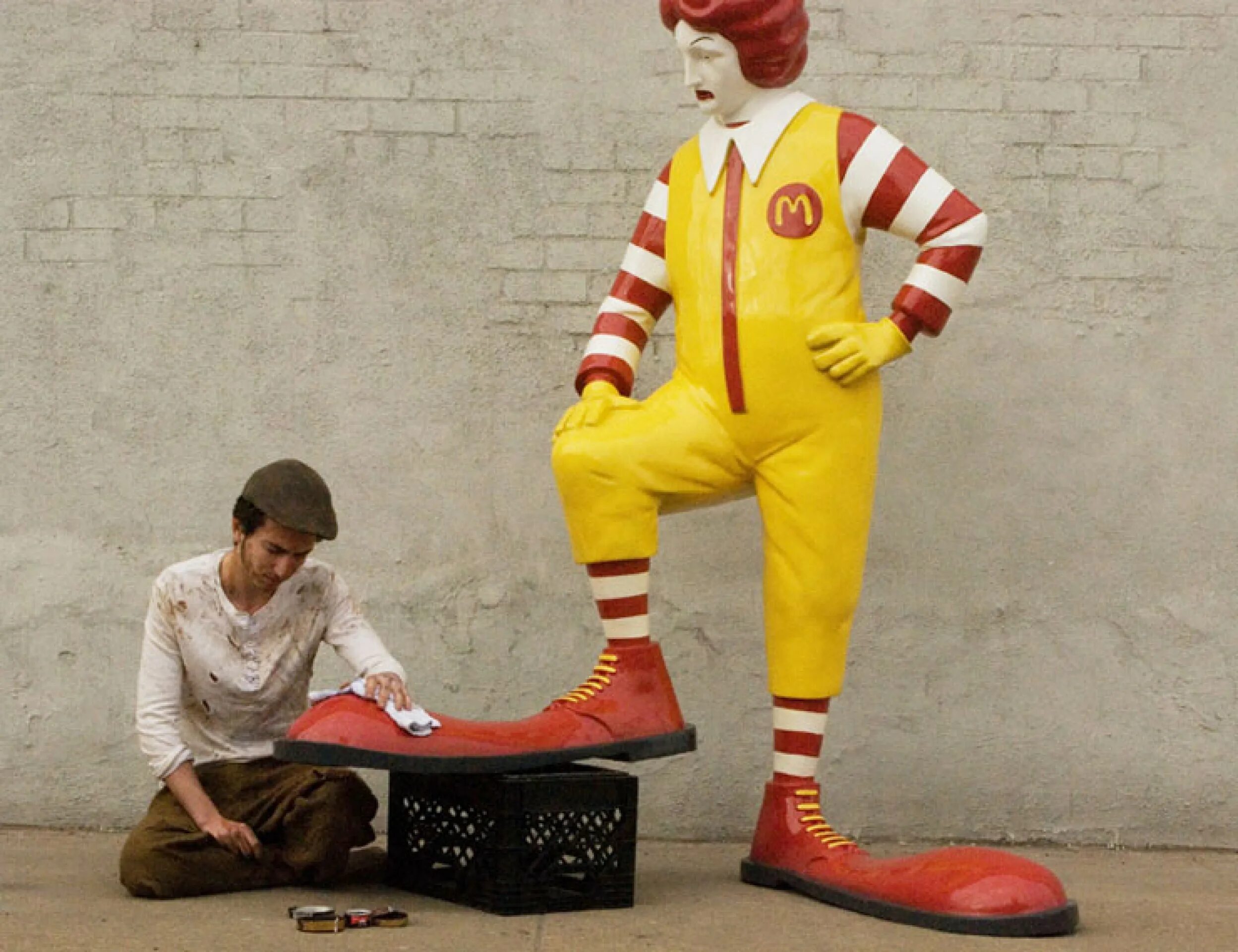 Нога клоуна. Бэнкси Рональд Макдональд. Ботинки Рональда Макдональда. Бэнкси клоун макдональдс. Рональд Макдональд скульптура.
