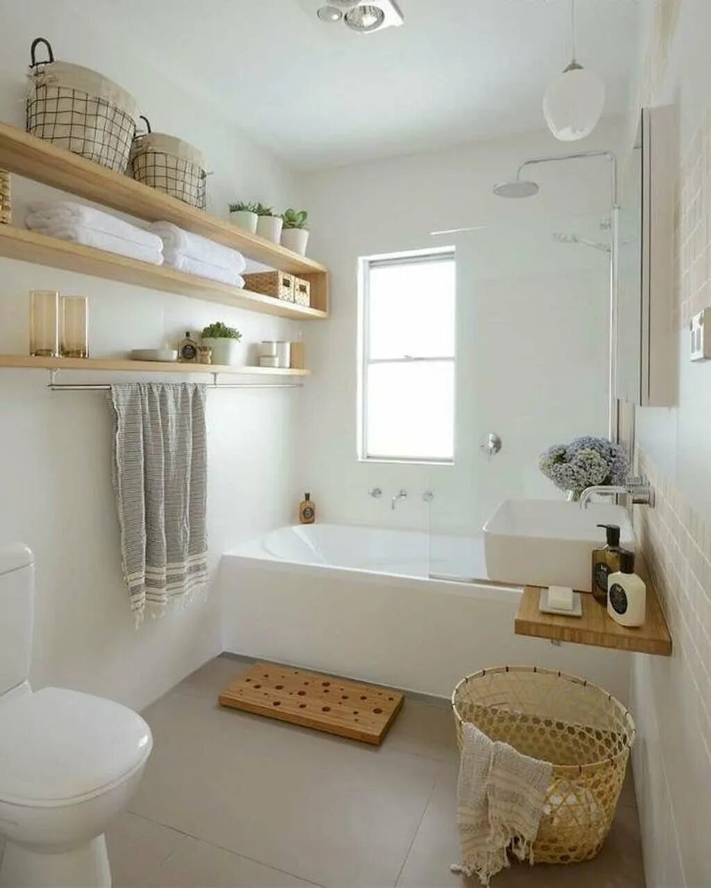 Ванна в ванной комнате в квартире. Уютная ванная комната. Идеи для ванной комнаты. Обустройство ванной комнаты. Уютная маленькая ванная.