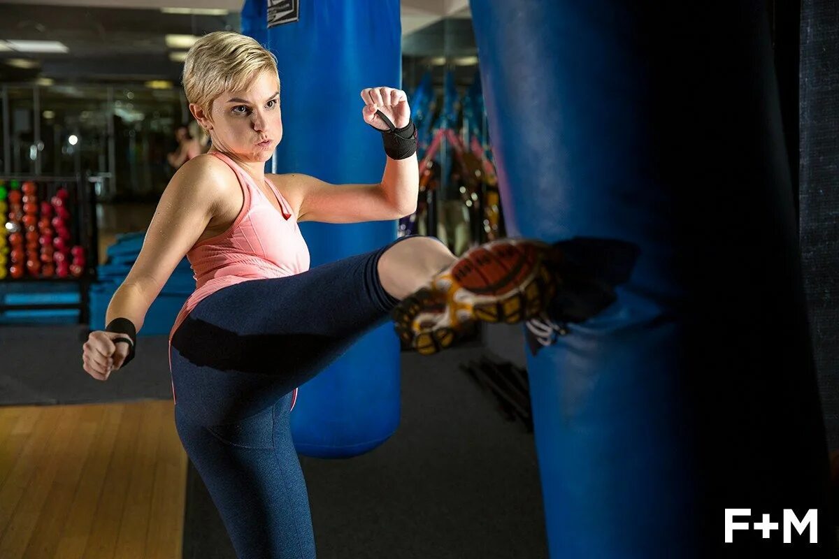 Селф бокс. Кикбоксинг девушки. tae bo тренировка.