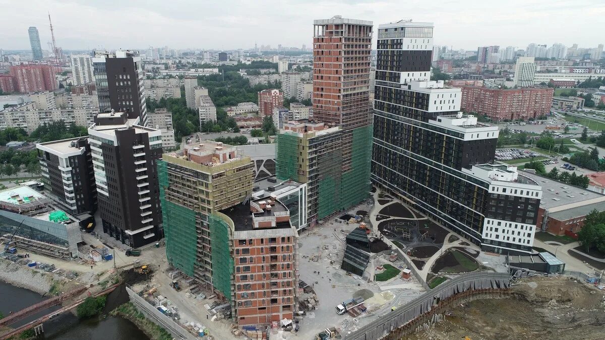 Клевер 2025. Клевер парк солигорск. жк clever park. клевер парк екатеринбург. парковка клевер парк.