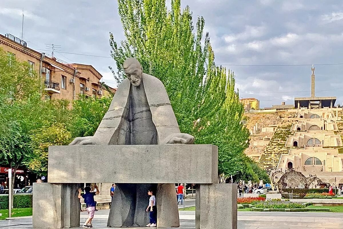 Памятник Александру Таманяну в Ереване. Архитектор Еревана Таманян. Каскад Ереван памятник Таманяну. Ереван за 1 день