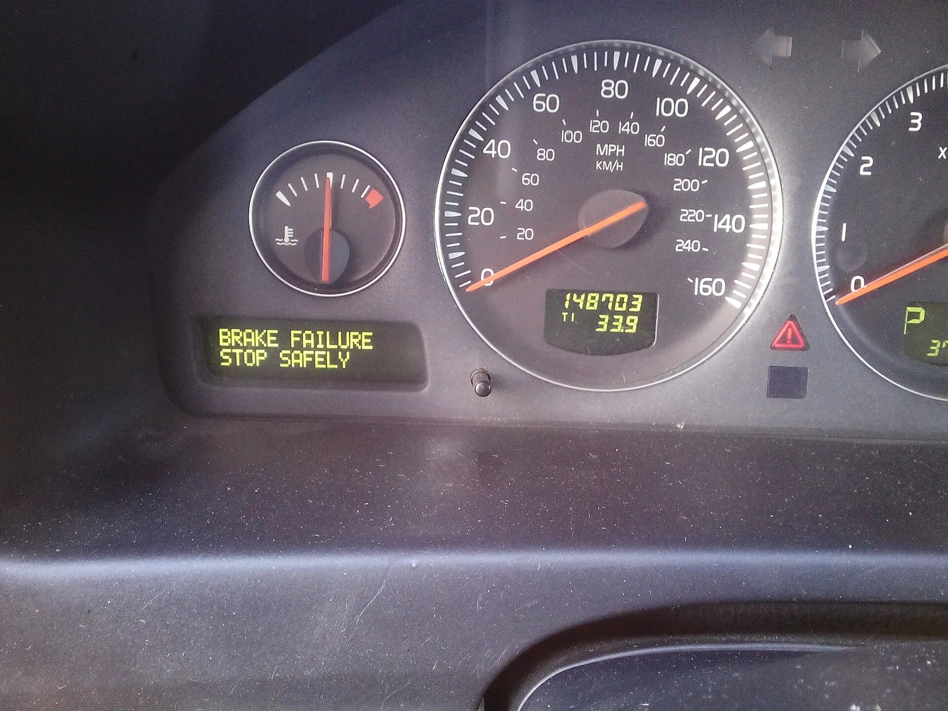Ошибка brake failure stop safely volvo s60. Brake failure stop safely volvo xc90. Stop failure. Volvo xc90 ошибка 98. Brake failure stop safely 19 volvo xc90.