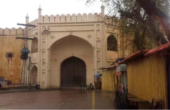 Главными входами служили делийские и лахорские ворота. Главными входами служили делийские и лахорские ворота. Главными входами служили делийские и лахорские ворота. Красные ворота индия внутри. Лал кила лахор.