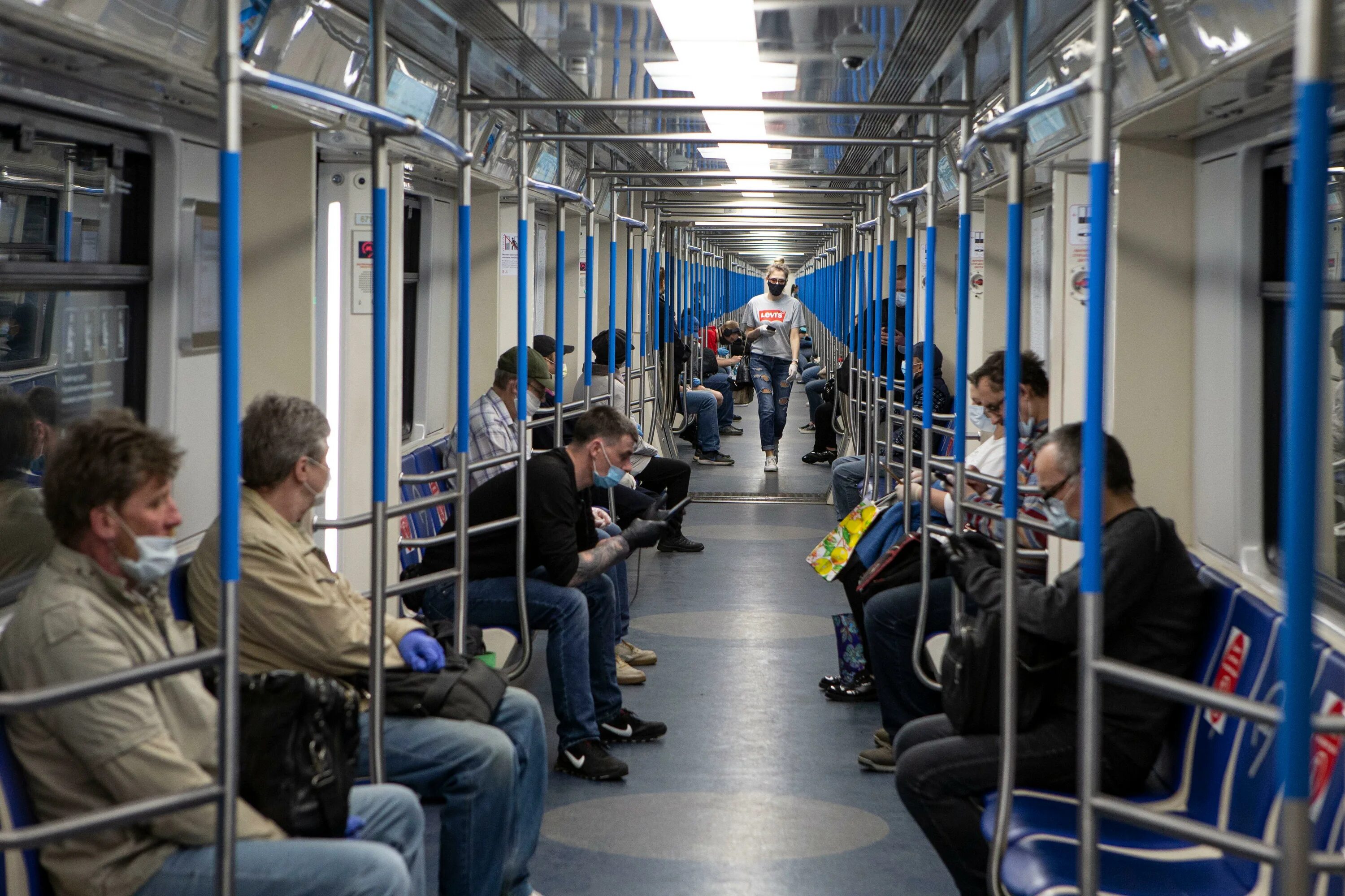 Сколько пассажиров в метро. Пассажиры метро. Пассажирское метро. Пассажиры в метро фото. Москва метро с пассажирами фото.