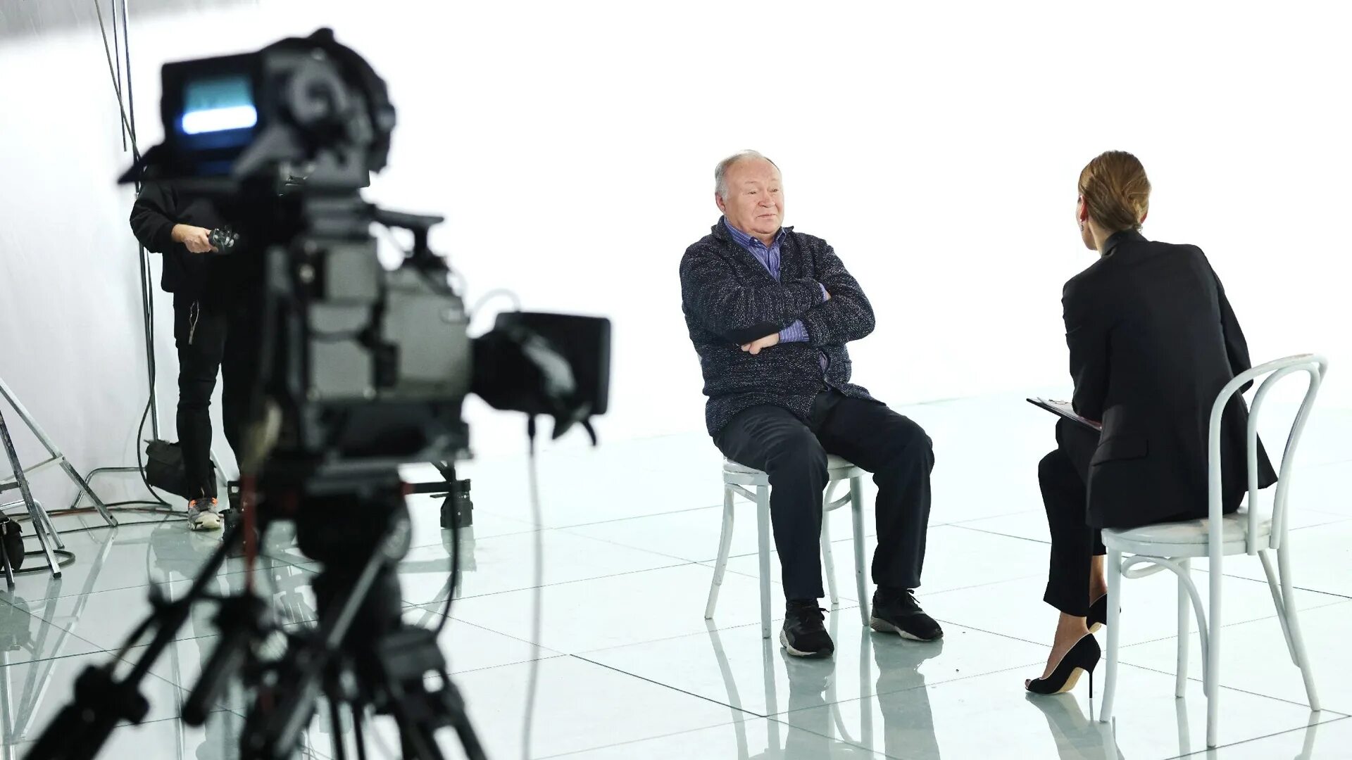 Программа белая студия. Белая студия. Белая студия с дарьей. Дарья златопольская белая студия. Белая студия телепередача.