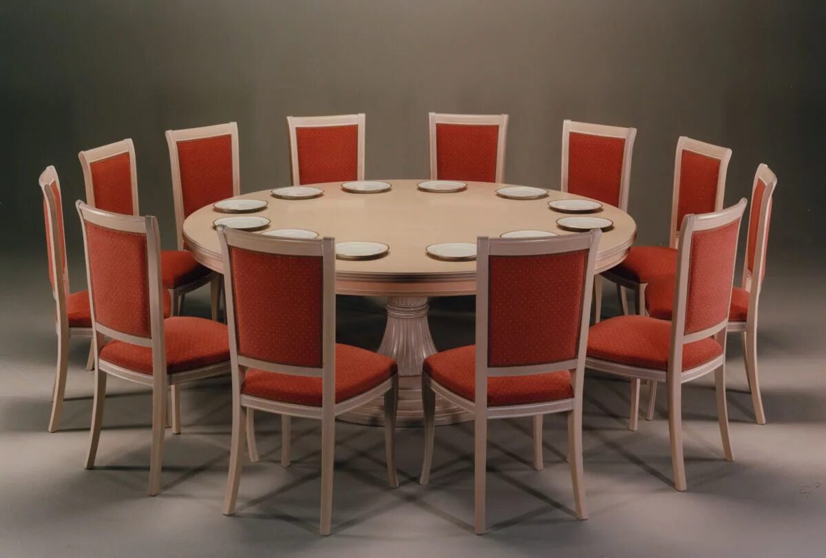 За круглым столом 12 стульев