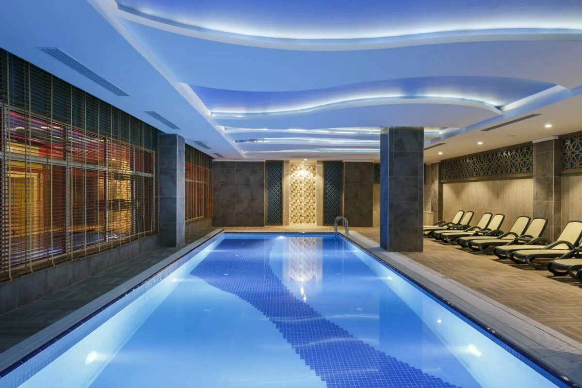 Отели с бассейнами внутри. Отель бурдж аль араб бассейн. Отель в дубае бурдж аль араб бассейн. Красивый бассейн в доме. Бассейн в частном доме.